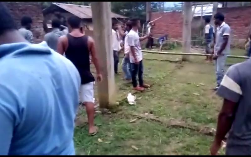 সোণাৰিত ৰাইজে লণ্ডভণ্ড কৰিলে ধৰ্ষণত অভিযুক্তৰ বাসগৃহ