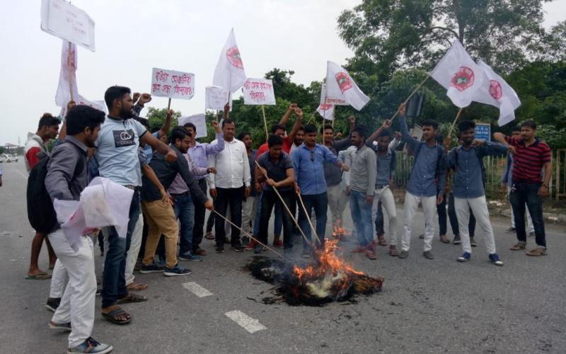 পেট্ৰ'ল-ডিজেলৰ মূল্যবৃদ্ধিৰ প্ৰতিবাদত ৰঙিয়াত পেট্ৰ'লিয়াম মন্ত্ৰীৰ প্ৰতিকৃতি দাহ আছুৰ