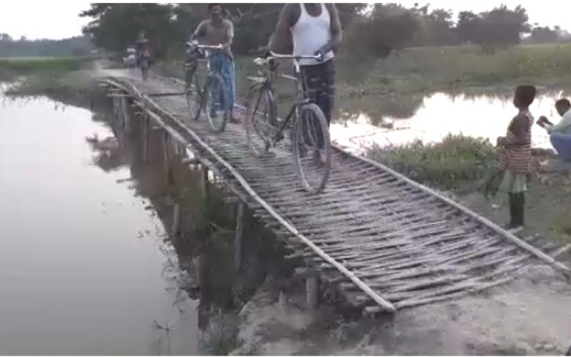 ৭ কিলোমিটাৰ পথত ৫খন বাঁহৰ দলং : ৰহা সমষ্টিত উন্নয়নৰ ফোঁপোলা স্বৰূপ ।
