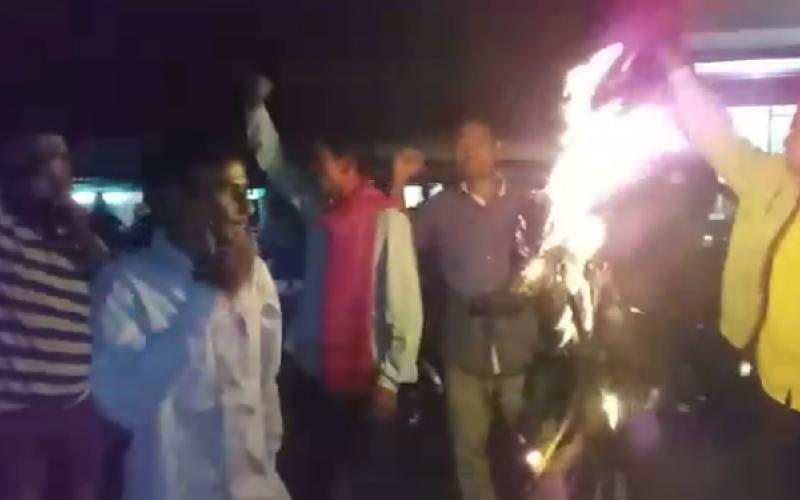 নাগৰিকত্ব সংশোধনী বিধেয়ক বাতিলৰ দাবীত টংলাত প্ৰধান মন্ত্ৰী-মুখ্য মন্ত্ৰীৰ প্ৰতিকৃতি দাহ