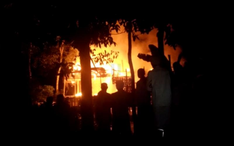 নাৰায়ণপুৰত ভয়াৱহ অগ্নিকাণ্ড : জুইত জাহ গ'ল ৫ শতাধিক মুৰ্গীৰে ব্ৰইলাৰ ফাৰ্ম