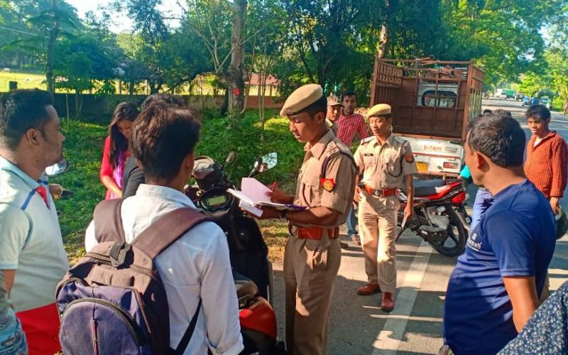 তামুলপুৰত অবৈধ যান-বাহনৰ বিৰুদ্ধে অভিযান : অৰ্ধলক্ষাধিক টকা জৰিমনা সংগ্ৰহ
