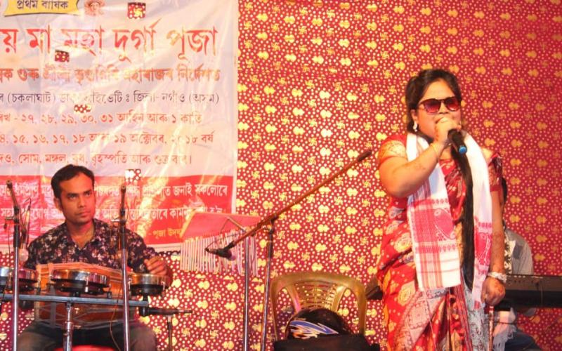 দিব্যাংগ শিল্পী লতিকা দাসৰ গীতে মোহাচ্ছন্ন কৰিলে বিজয়া দশমীৰ দৰ্শকক