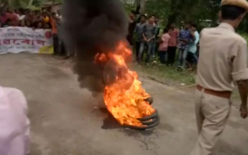 তামুলপুৰ-ঘগ্ৰাপাৰ পথ উন্নয়মনৰ দাবীত পথ অৱৰোধ কাৰ্যসূচী