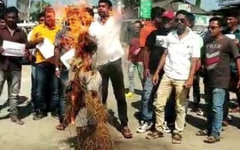 চতুৰ্থ বৰ্গৰ চাকৰি বন্ধ কৰাৰ প্ৰতিবাদত ৰঙিয়াত হিমন্ত বিশ্বৰ প্ৰতিকৃতি দাহ