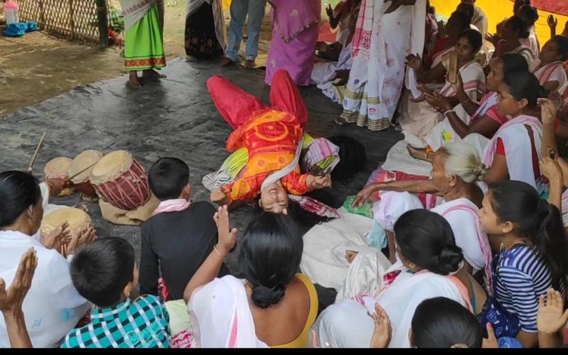 মৰিগাঁৱত মহিলা ''বাবা''ক লৈ ৰহস্য