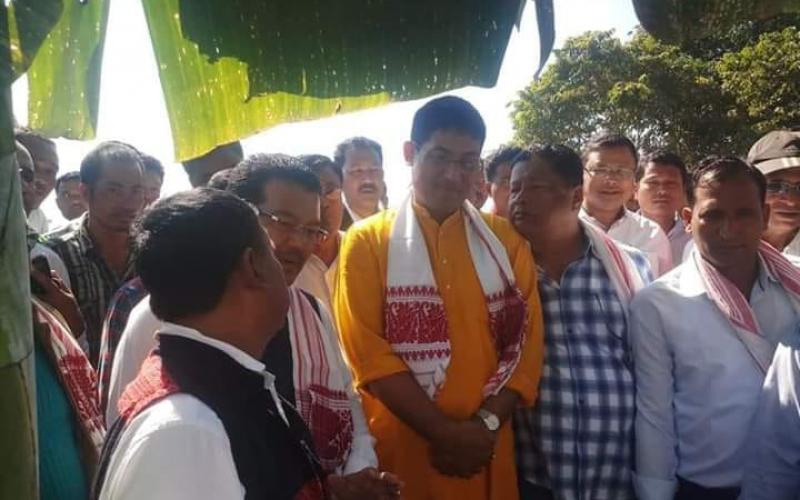 ৭০ বছৰীয়া সমস্যাৰ সকাহ : মাজুলীৰ লুইত খাবলুত ২খন কাঠৰ দলঙৰ শুভাৰম্ভ