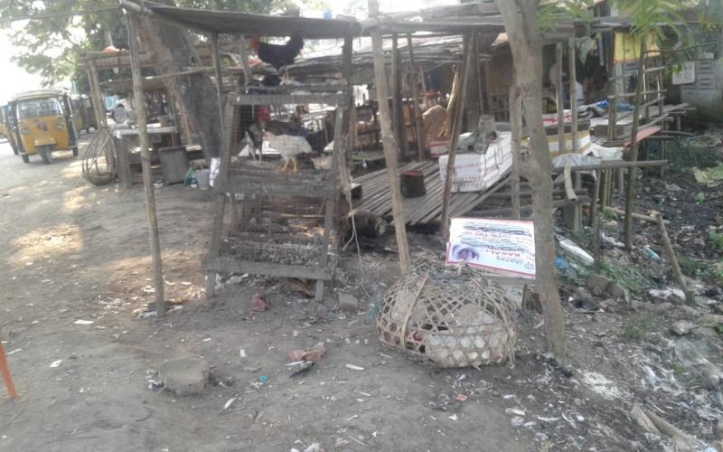 স্বচ্ছ ভাৰত অভিযানৰ নামত ভেঁকো-ভাওনা : পুতিদুৰ্গন্ধময় পৰিবেশত বেবেজীয়া গধূলি বজাৰ