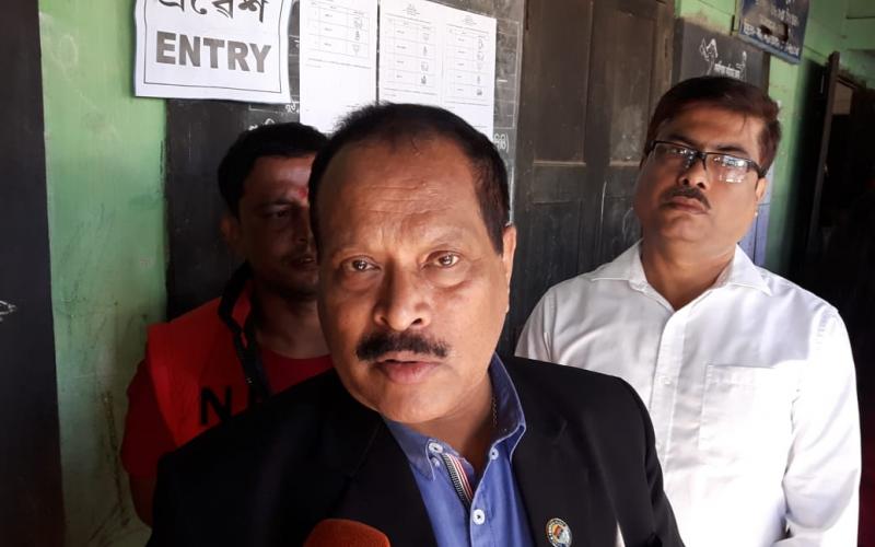 পঞ্চায়ত নিৰ্বাচন : চেঙাৰ ভোটগ্ৰহণ কেন্দ্ৰ পৰিদৰ্শন জিলা উপায়ুক্তৰ