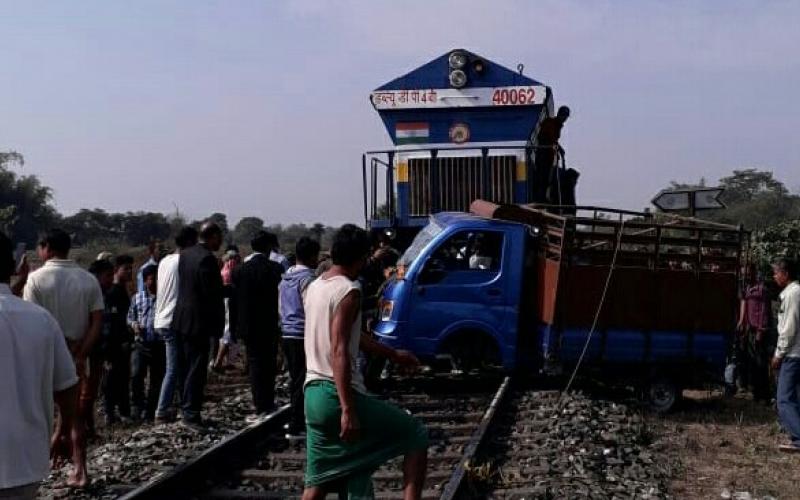 চিৰাঙৰ ডাংতলত তীব্ৰবেগী ৰে'লে মহতিয়ালে টাটা মেজিক :নিহত ২, আহত ৩