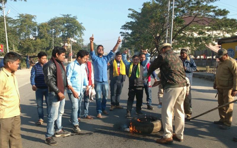 বঙাইগাঁৱত কেইবাটাও সংগঠনৰ টায়াৰ জ্বলাই প্ৰতিবাদ