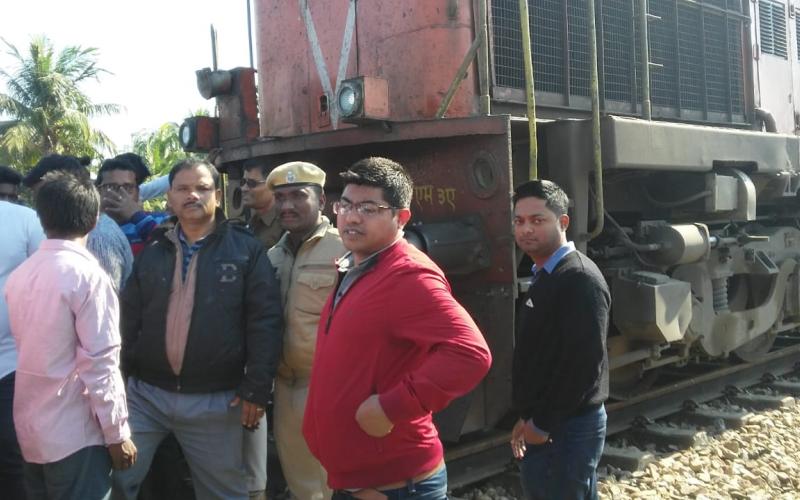 কলিয়াবৰত আছুৰ ৰে'ল অৱৰোধ
