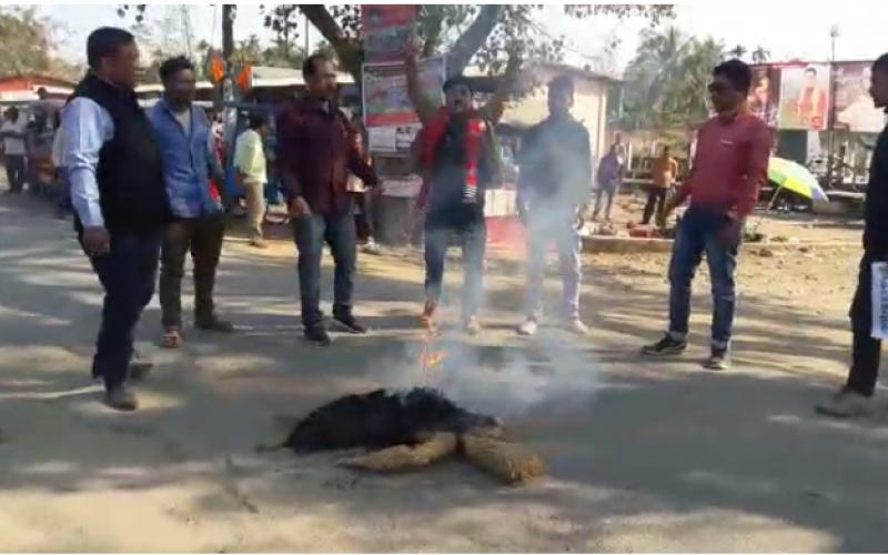 সোণাৰিত আৰ এছ এছক ক'লা পতাকা প্ৰদৰ্শন ৬ জাতীয়-জনগোষ্ঠীয় সংগঠনৰ : প্ৰধান মন্ত্ৰীৰ পুত্তলিকা দাহ