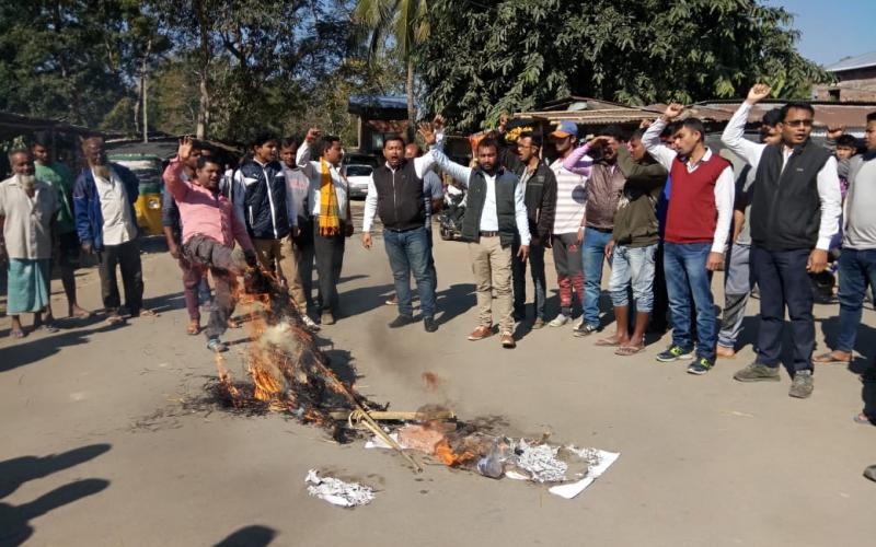 নগাঁৱৰ দক্ষিণপাটত ছাত্ৰ সন্থাই জ্বলালে মোডীৰ প্ৰতিকৃতি-বিধেয়কৰ প্ৰতিলিপি