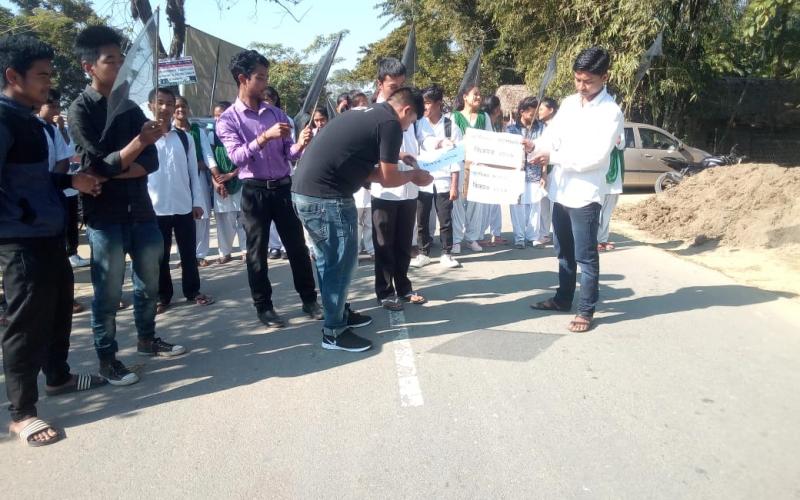 তিনিচুকীয়াৰ মাকুমত আছুৰ পথ অৱৰোধ
