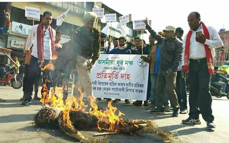 গোলাঘাটত দ্বিতীয় দিনাও অব্যাহত প্ৰতিবাদ