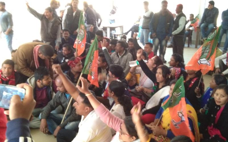 বিজেপিৰ কাৰ্যালয় লণ্ডভণ্ড : গোলাঘাটত বিজেপিৰ বিক্ষোভ