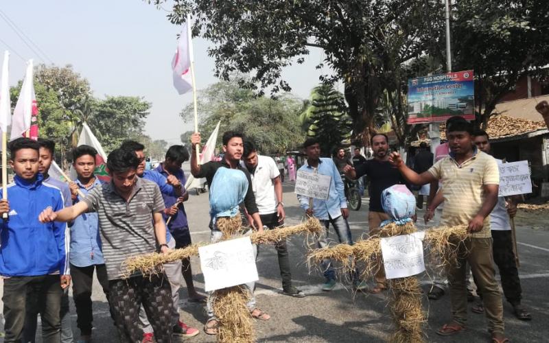 বইটামাৰীত মুখ্য মন্ত্ৰী-বিজেপি সভাপতিৰ প্ৰতিকৃতি দাহ আছুৰ