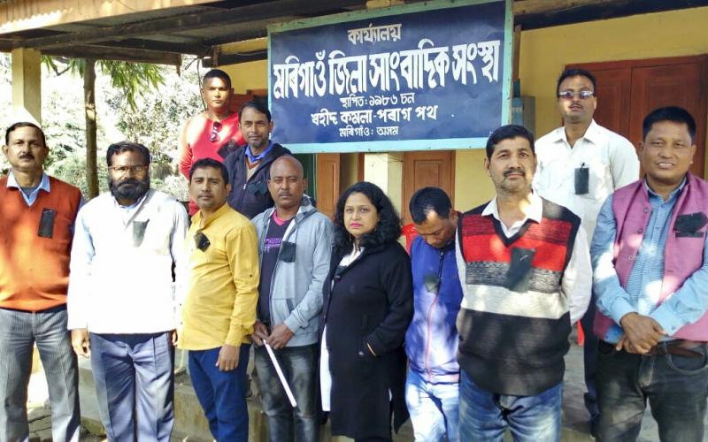 বিধেয়কৰ বিৰুদ্ধে ক'লা বেজ পৰিধানেৰে প্ৰতিবাদ মৰিগাঁও জিলা সাংবাদিক সংস্থাৰ