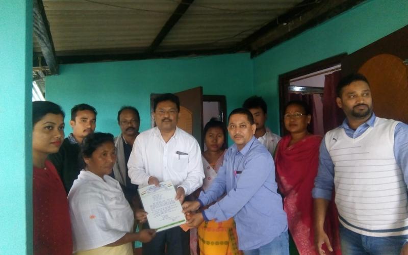 বীৰ ছহিদ মনেশ্বৰ বসুমতাৰীৰৰ পৰিয়ালৰ ওচৰত ট্ৰিবিউন পৰিয়াল : দৈনিক ভাস্কৰৰ ১ লাখ টকাৰ সাহায্য