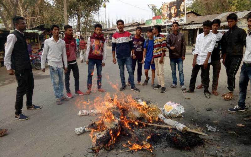 বিধেয়ক বাতিল, অসম ভ্ৰমণৰ প্ৰতিবাদ : মাজুলীত নৰেন্দ্ৰ মোডীৰ পুত্তলিকা দাহ আছুৰ