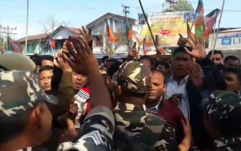 প্ৰতিবাদৰ নামত উত্তপ্ত মাজুলী : সমুখ সমৰত কংগ্ৰেছ-বিজেপি কৰ্মী