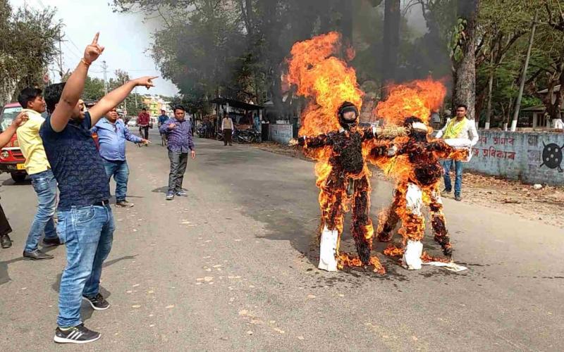 জনজাতিকৰণৰ ক্ষেত্ৰত বিজেপি চৰকাৰৰ প্ৰতাৰণা : বঙাইগাঁৱত প্ৰধান মন্ত্ৰী-মুখ্য মন্ত্ৰীৰ পুত্তলিকা দাহ আক্ৰাছুৰ 