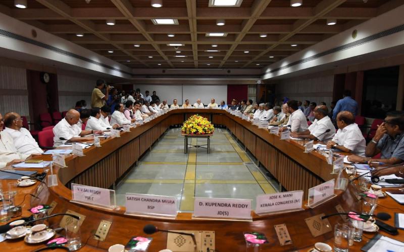 জম্মু-কাশ্মীৰৰ পৰিস্থিতি সন্দৰ্ভত আলোচনাৰ বাবে আজি নতুন দিল্লীত অনুষ্ঠিত হয় সৰ্বদলীয় বৈঠক৷ ইতিমধ্যে এই বৈঠক সমাপ্ত হৈছে। বিশেষভাৱে পুলৱামা কাণ্ডক লৈ পৰৱৰ্তী কাৰ্যপন্থা নিৰ্ধাৰণৰ বাবে অনুষ্ঠিত হয় এই সৰ্বদলীয় বৈঠক। বৈঠকত সন্ত্ৰাসবাদ নিৰ্মূলৰ বাবে প্ৰতিয়ো দলেই সহমত পোষণ কৰে৷ বৈঠকত অংশগ্ৰহণ কৰি গৃহমন্ত্ৰী ৰাজনাথ সিঙৰ মন্তব্য- সন্ত্ৰাসবাদক শেষ কৰাৰ সংকল্প লোৱা হৈছে। আনহাতে, বিৰোধী দল কংগ্ৰেছৰ সভাপতি ৰাহুল গান্ধীয়ে সন্ত্ৰাসবাদক নিৰ্মূলৰ বাবে চৰকাৰৰ লগত আছো বুলি মন্তব্য কৰে। লগতে চৰকাৰৰ প্ৰতিটো সিদ্ধান্তক প্ৰতিট