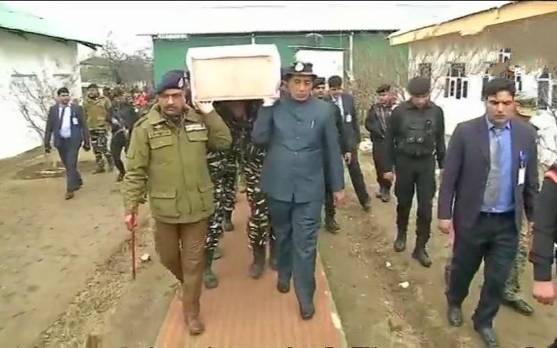বিৰল দৃশ্য! গৃহমন্ত্ৰীয়ে কান্ধত ল'লে ছহিদ জোৱানৰ মৃতদেহ