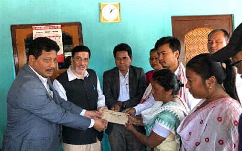 শ্বহীদ মনেশ্বৰ বসুমতাৰীৰ পৰিয়ালক অসম চৰকাৰৰ ২০ লাখ টকাৰ সাহায্য প্ৰদান