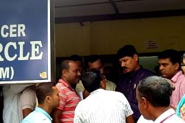 হাজোৰ ৰাজহ চক্ৰ বিষয়াৰ কাৰ্য্যালয়ত আকস্মিক পৰিদৰ্শন ৰাজহমন্ত্ৰীৰ