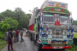 হাউলীত দুই ট্ৰাক চোৰাং গৰু জব্দ
