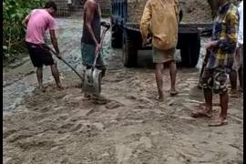 লখিমপুৰত১গাঁও১উন্নয়ন১সমিতিয়ে১মেৰামতি১কৰিলে১পথ