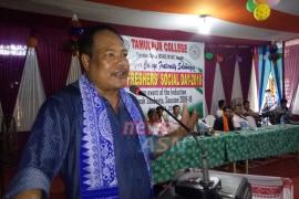 তামুলপুৰ মহাবিদ্যালয়ৰ নৱাগত আদৰণী সভাত বিশ্বজিৎ দৈমাৰী    'স্কুলীয়া কিম্বা কলেজীয়া সময়খিনিয়েই ছাত্র-ছাত্ৰীসকলৰ জীৱন গঢ়াৰ উপযুক্ত সময় । এই সময়খিনি ছাত্র-ছাত্ৰীসকলে অবাবত খৰচ নকৰি অধ্যয়নত মনোনিবেশ কৰিব লাগিব ।' -এই ভাষ্য ৰাজ্যসভাৰ সাংসদ বিশ্বজিৎ দৈমাৰীৰ । তামুলপুৰ মহাবিদ্যালয়ৰ বৃহস্পতিবাৰে অনুষ্ঠিত নৱাগত আদৰণী সভাত উপস্থিত থাকি দৈমাৰীয়ে এই মন্তব্য আগবঢ়ায় । ভাষণ প্ৰসঙ্গত তেওঁ নৱাগত আদৰণী সভাৰ দিনটো প্ৰতিগৰাকী ছাত্র-ছাত্ৰীৰ ঐতিহাসিক দিন বুলি অভিহিত কৰি কয় যে নতুনকৈ নামভৰ্তি কৰা ছাত্র-ছাত্ৰীসকলে অগ্ৰজসকলৰ পৰা শি