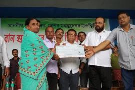 কলিয়াবৰত বান সাহায্য প্ৰদানঃ বঞ্চিত ৰাইজৰ ৰাষ্ট্ৰীয় ঘাইপথ অৱৰোধ