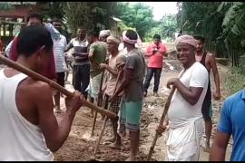 স্বাধীনতা দিৱসত বিধ্বস্ত পথ মেৰামতিৰে প্ৰতিবাদত নামিল কলাইগাঁৱৰ ৰাইজ