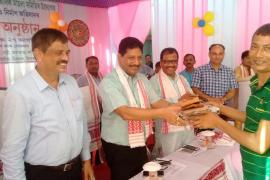 দৰঙৰ স্বচ্ছ গাঁও হালধালৈ ৰিহণ দৈমাৰীৰ ১ লাখ টকাৰ অনুদান