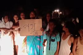 বিধ্বস্ত পথত ক্ষোভিত মহিলাৰ ৰাজপথ অৱৰোধ