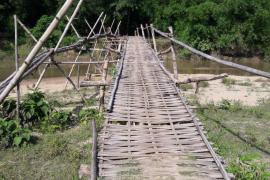 বইটামাৰীত জৰাজীৰ্ণ বাঁহৰ সাঁকোৰে যাতায়াত দুখন গাঁৱৰ বাসিন্দাৰ