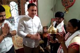অসম চৰকাৰৰ বাৰ্তা লৈ স্বৰ্ণকন্যাৰ গৃহত জিলা উপায়ুক্ত-আৰক্ষী অধীক্ষক