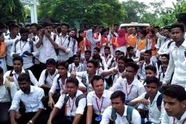 ড্ৰাগছ ব্যৱসায়ীক আৰক্ষীয়ে মুকলি কৰি দিয়াৰ প্ৰতিবাদত জুৰীয়া কলেজৰ ছাত্ৰৰ পথ অৱৰাধ