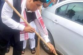 হাতত ঝাৰু লৈ গুৱাহাটীৰ ৰাজপথত মুখ্য মন্ত্ৰী