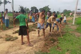 বঢ়মপুৰত ৰাইজ-যুৱ কংগ্ৰেছীয়ে মেৰামতি কৰিলে পথ