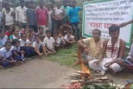 বৰলীয়া নদীৰ বুকুত পকী দলং বিচাৰি ৰাইজৰ মহা হোমযজ্ঞ