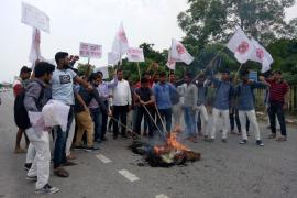 পেট্ৰ'ল-ডিজেলৰ মূল্যবৃদ্ধিৰ প্ৰতিবাদত ৰঙিয়াত পেট্ৰ'লিয়াম মন্ত্ৰীৰ প্ৰতিকৃতি দাহ আছুৰ