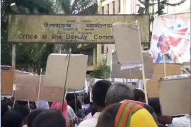 চৰাইদেউ বাগিচাৰ মাটি বেদখলৰ বিৰুদ্ধে উপায়ুক্তৰ কাৰ্যালয় ঘেৰাও চাহ শ্ৰমিকৰ