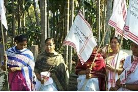 জাতিধ্বংসী বিধেয়কৰ বিৰুদ্ধে জাতিৰ মান গামোচা উৰুৱাই অভিনৱ প্ৰতিবাদ