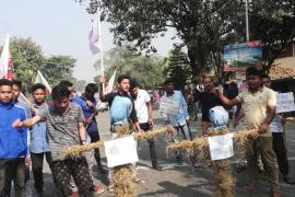বইটামাৰীত মুখ্য মন্ত্ৰী-বিজেপি সভাপতিৰ প্ৰতিকৃতি দাহ আছুৰ